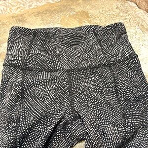 Lululemon Capri black w grey speckles size 2